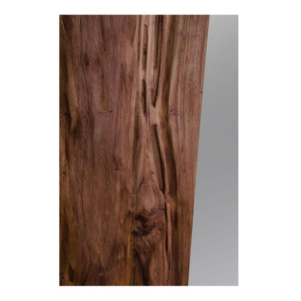 Nahaufnahme einer Holzplatte mit natürlichen Maserungen und Rissen