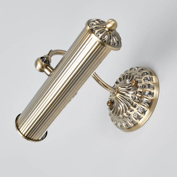 Wandleuchte aus Metall im Retrodesign