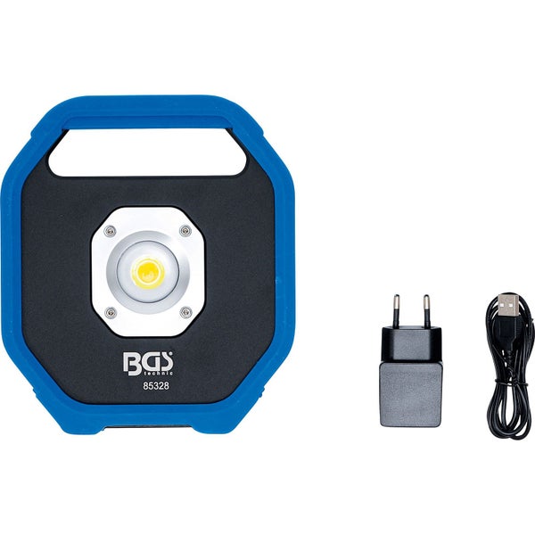 Tragbarer BGS Technic LED-Arbeitsstrahler Modell 85328 mit USB-Ladekabel, Netzadapter und BGS Technic Logo.