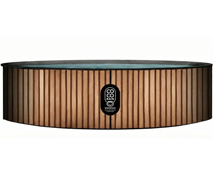 Rundes Badefass mit Holzverkleidung aus vertikalen Latten und COCO BAIN Logo.