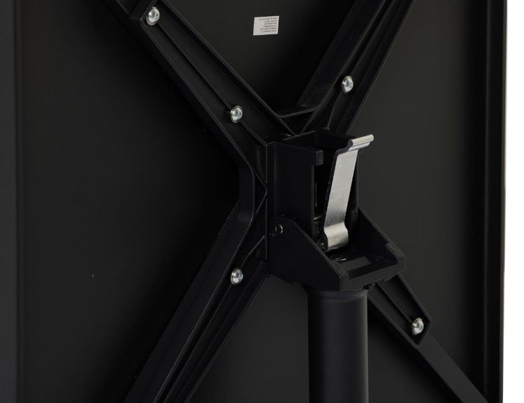 Unterseite eines Tisches mit dem Klappmechanismus für das Tischbein und einem silbernen Hebel.