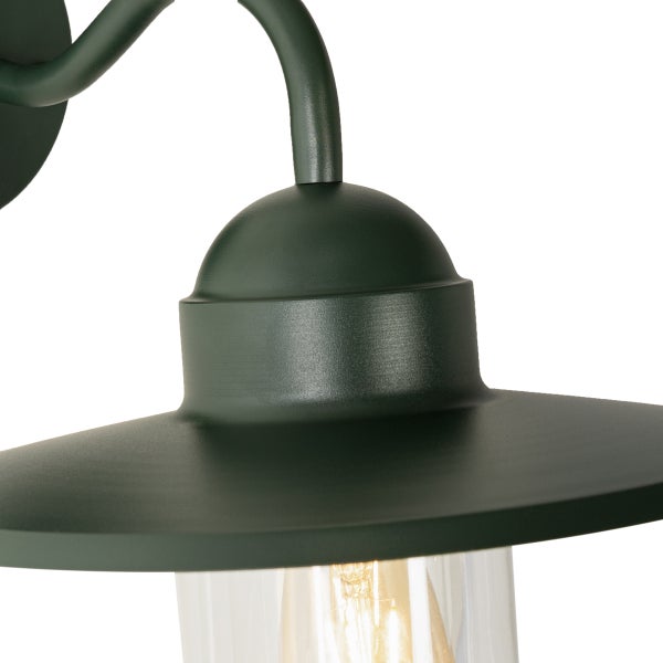 Nahaufnahme einer Außenwandleuchte mit Metallschirm und Glaszylinder inklusive leuchtendem Leuchtmittel.