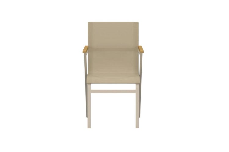 Stapelsessel mit Aluminiumgestell, Textilbespannung in Beige und Armlehnen mit Holzauflage.