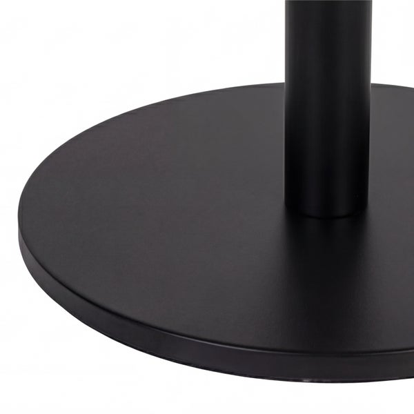 Detailansicht eines runden Metall-Standfußes mit Säule für einen Tisch mit matter Oberfläche.