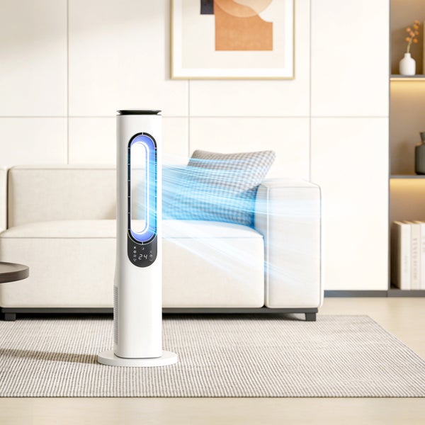 Moderner rotorloser Turmventilator in einem hellen Wohnzimmer mit weißem Sofa, visualisierter Luftstrom.