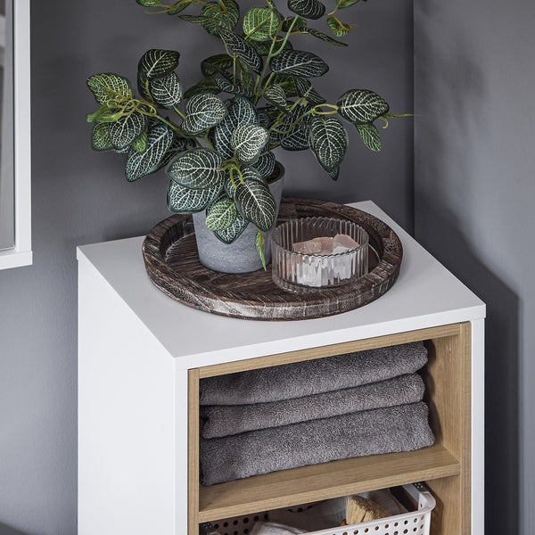 Badezimmer Szene mit Waschbeckenunterschrank, Dekoration und Handtüchern