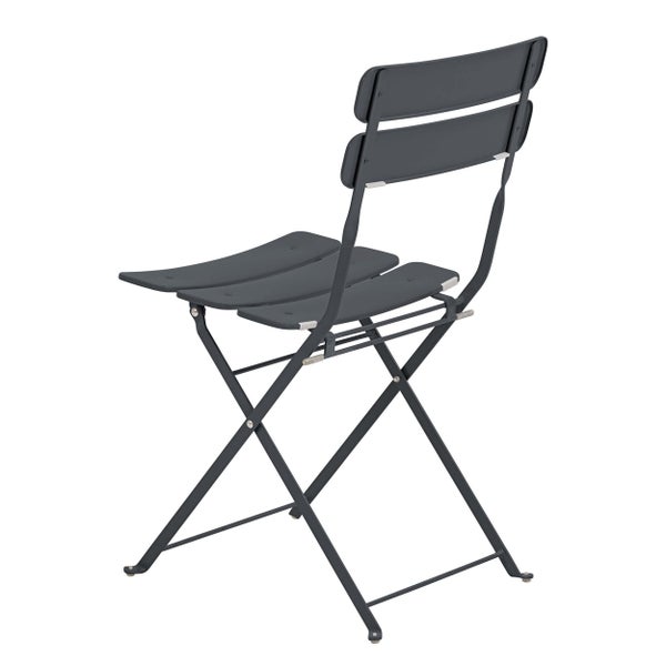 Klappbarer Gartenstuhl aus Metall in Anthrazit mit Lattenstruktur an Sitzfläche und Rückenlehne.