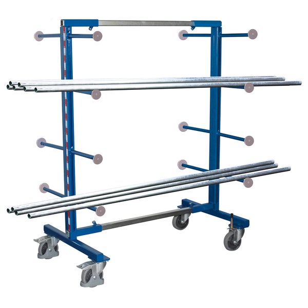 Blauer Langgutwagen aus Metall mit vier Lenkrollen und gelagerten Metallrohren auf mehreren Ebenen.