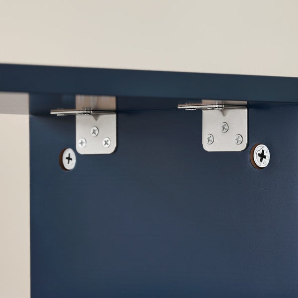 Detailansicht von Winkelverbindern und Schrauben an einem Möbelstück