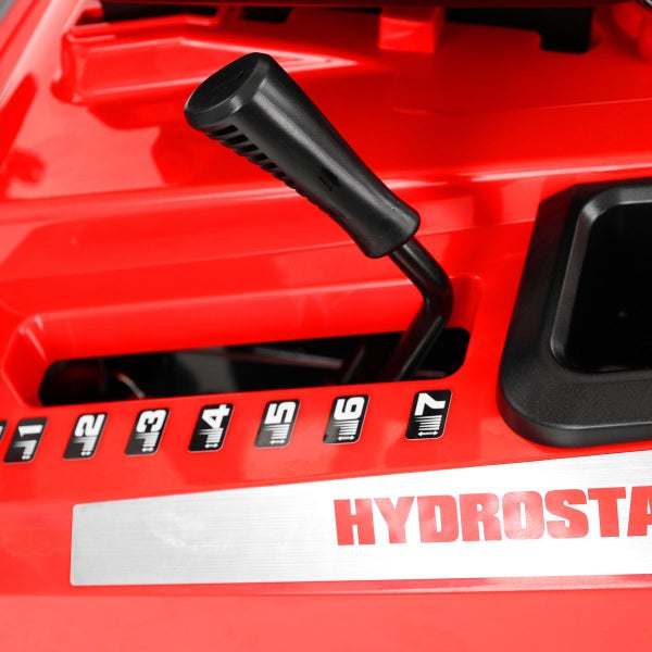 Detailansicht des Fahrantriebs eines Rasentraktors mit Geschwindigkeitsstufen