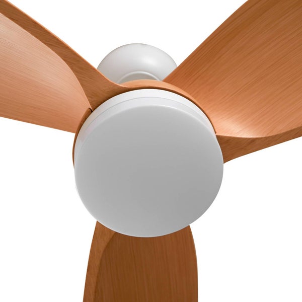 Deckenventilator mit drei Flügeln in Holzoptik und runder weißer Zentraleinheit.