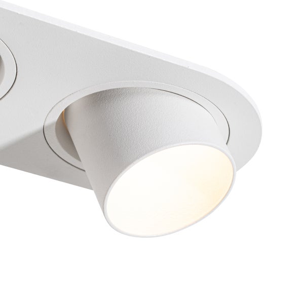 Weißer Einbaustrahler mit strukturierter Oberfläche und verstellbarem, zylindrischem Kopf.