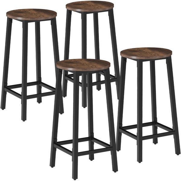 Set aus vier Barhockern im Industriedesign mit runden Sitzen aus Holz und schwarzem Metallgestell mit Fußstützen.