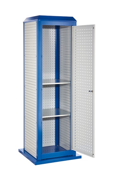Hoher Werkzeugschrank aus Metall mit Lochwänden, zwei Einlegeböden und einer geöffneten Tür.