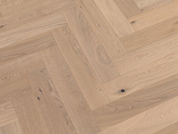 Nahaufnahme einer Holzmaserung mit horizontal verlaufenden Fasern.