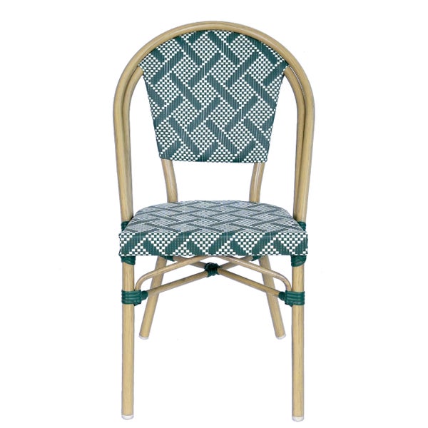 Bistrostuhl mit Gestell in Rattan-Optik und grün-weißem geometrischem Geflecht auf Sitzfläche und Rückenlehne.