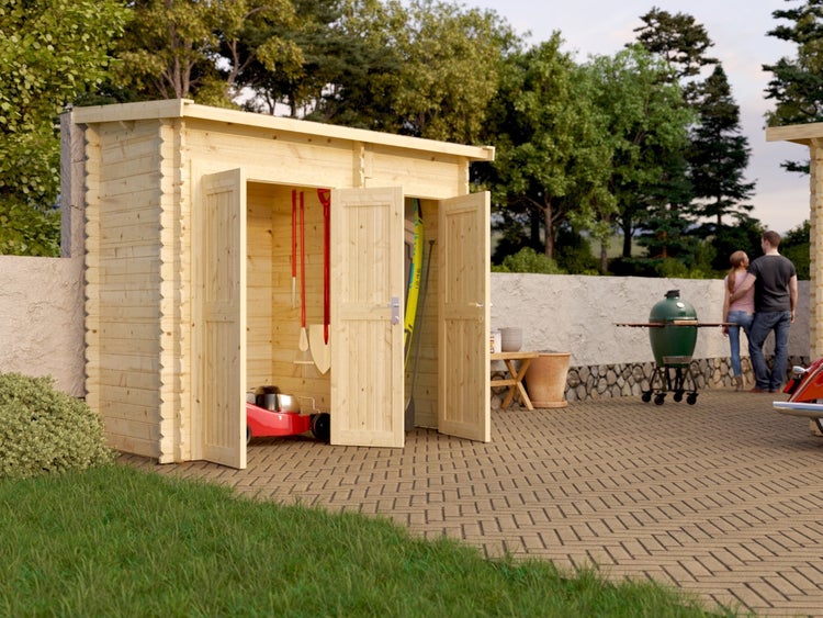 Gartenhaus aus Holz mit offenen Türen auf einer Terrasse, gefüllt mit Gartengeräten und einem Rasenmäher.