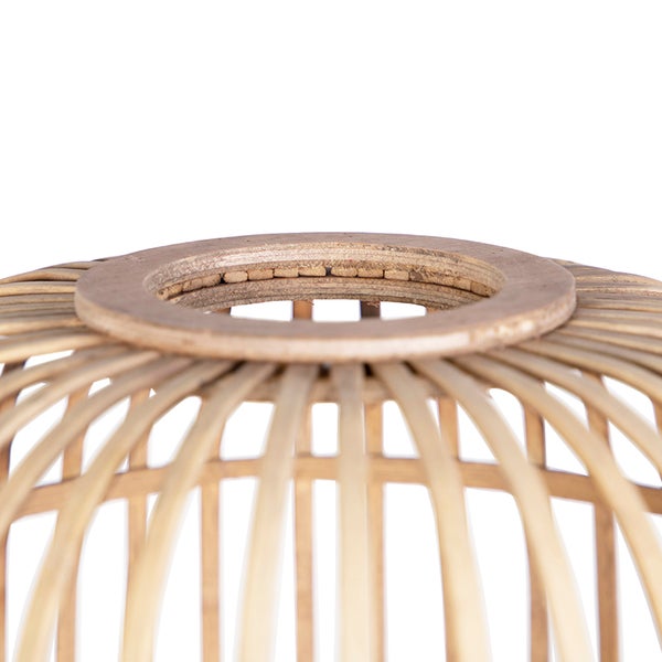 Detailaufnahme eines Lampenschirms aus Bambus mit einer runden Öffnung