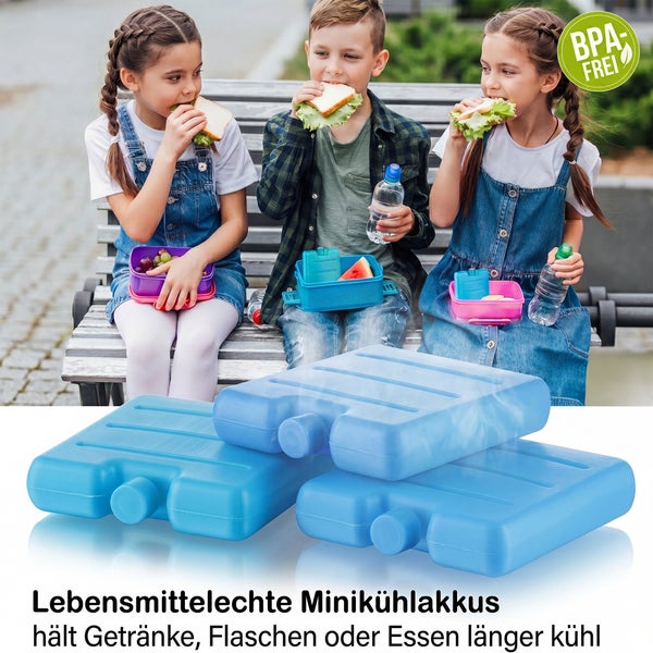 Drei Kinder auf einer Bank beim Essen aus Brotdosen mit Minikühlakkus; im Vordergrund drei lebensmittelechte und Bisphenol A freie Kühlakkus.