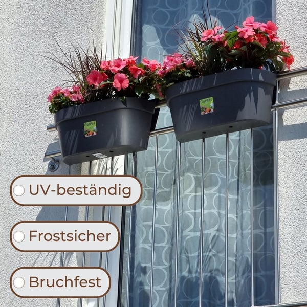 Zwei GarPet Kunststoff-Balkonkästen an einem Metallgeländer, ultraviolettbeständig, frostsicher und bruchfest.