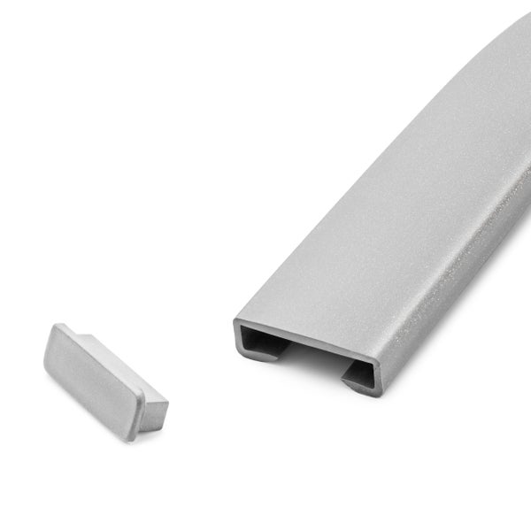 Detailaufnahme eines Treppengeländers mit Metallstäben und einem Handlauf