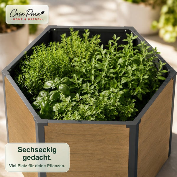 Sechseckiges Hochbeet in Holzoptik mit Metallrahmen, bepflanzt mit verschiedenen grünen Kräutern, Casa Pura Logo.