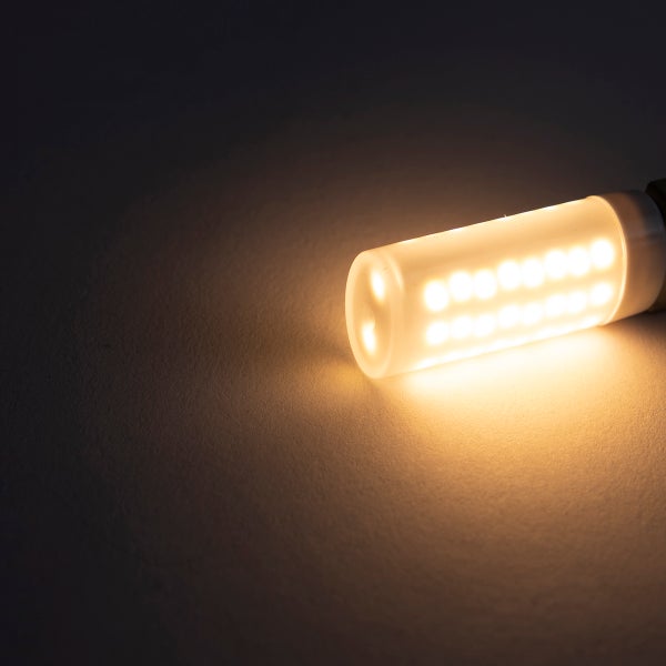 Leuchtendes LED-Leuchtmittel in Stiftsockelform mit warmweißem Licht.