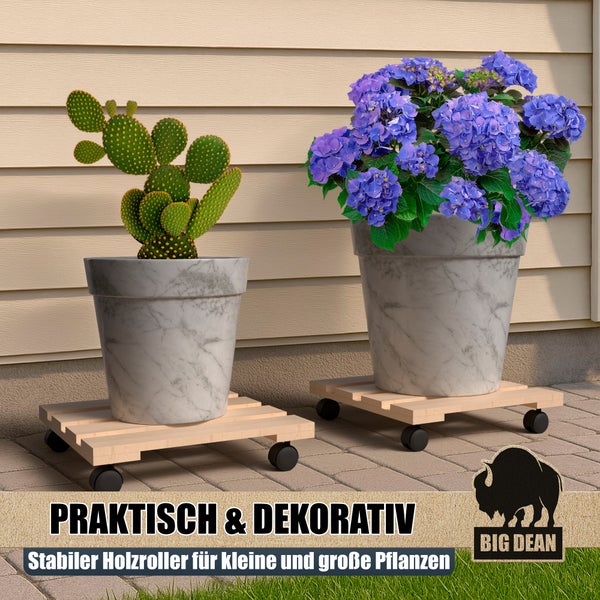 Zwei Pflanzen in Töpfen auf Pflanzenrollern aus Holz, für den flexiblen Einsatz im Garten