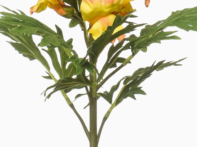 Künstliche Hortensie mit rosa Blüten, grünem Stiel und Blättern.