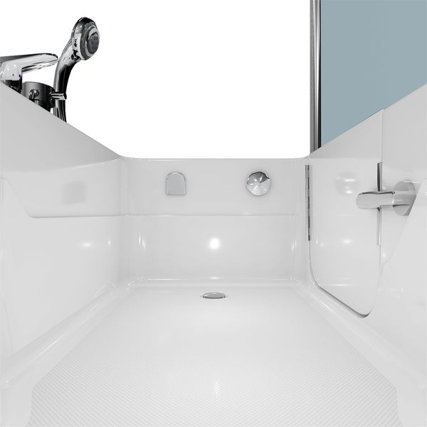 Innenansicht einer weißen Badewanne mit Einstiegstür, rutschfestem Boden und verchromter Duscharmatur.