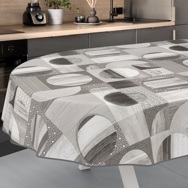 Tisch mit gemusterter Wachstuchdecke in einer Küche