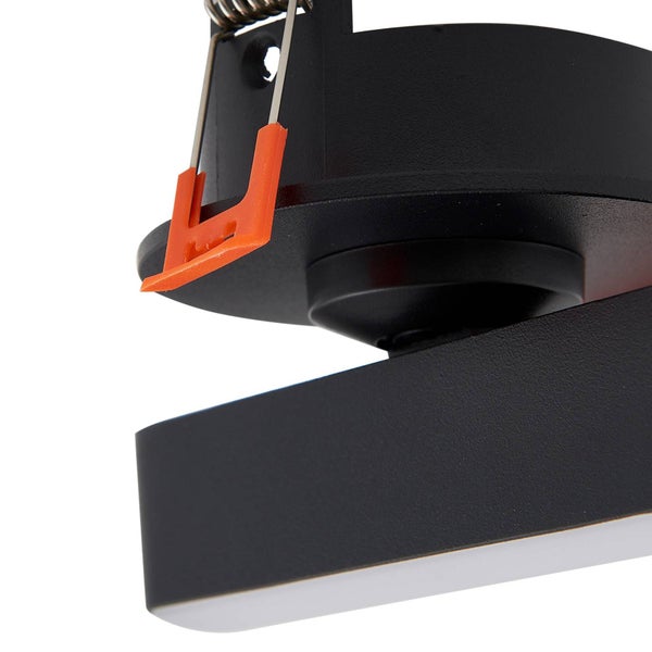 Schwarzer LED-Einbaustrahler mit rechteckigem Leuchtenkopf, schwenkbar, für die Deckenmontage.