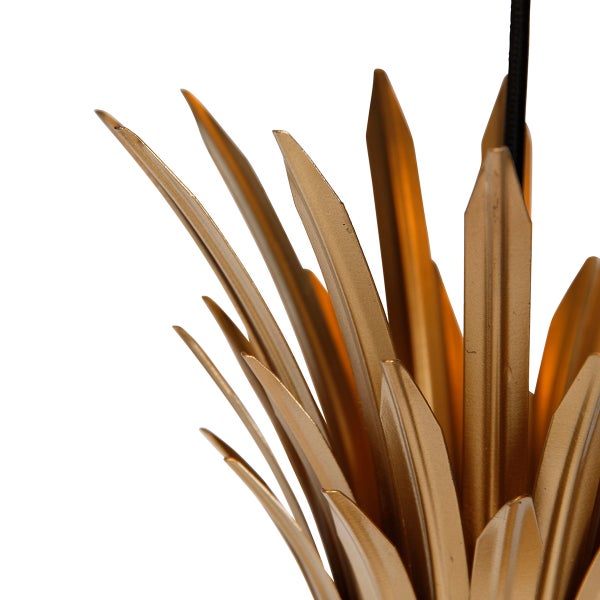 Nahaufnahme einer Blattgold-Hängeleuchte