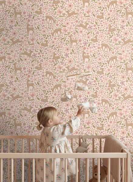 Kindertapete mit Waldmotiv aus Rehkitzen und Blumenmustern in einem liebevoll eingerichteten Kinderzimmer mit einem Babybett.