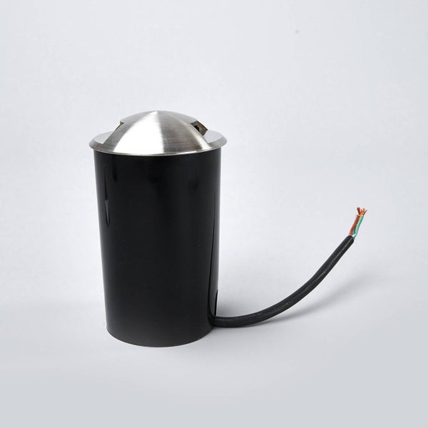 Zylindrische Bodeneinbauleuchte mit Kappe aus Edelstahl und Anschlusskabel.