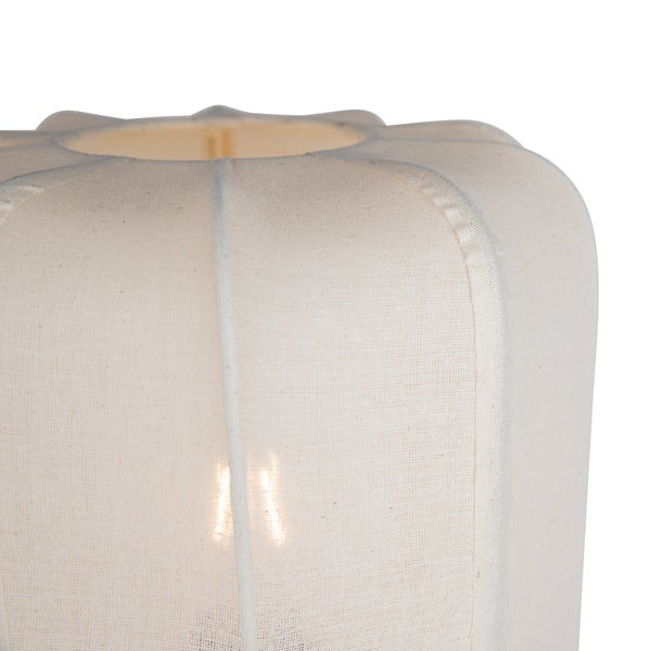 Nahaufnahme eines gerippten Lampenschirms aus Textil mit sichtbarer Gewebestruktur und leuchtendem Leuchtmittel im Inneren.