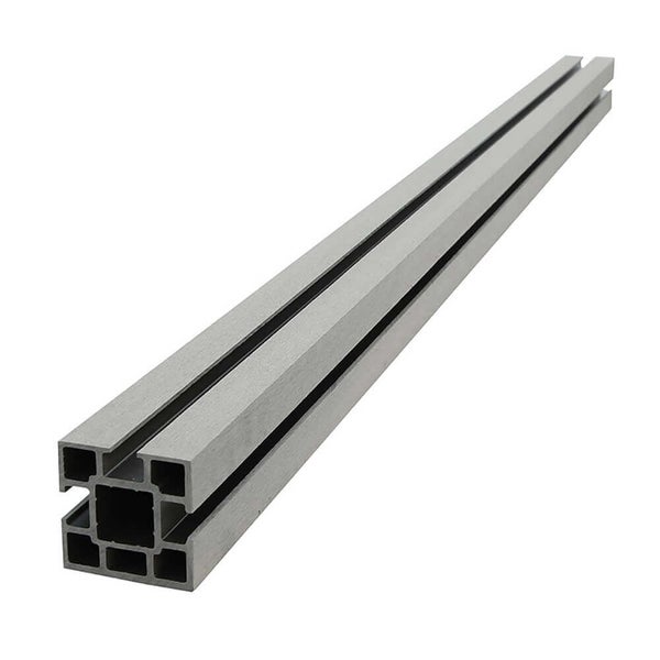 Quadratisches Aluminiumprofil mit Nut zur Montage im Maschinenbau oder für Heimwerkerprojekte.