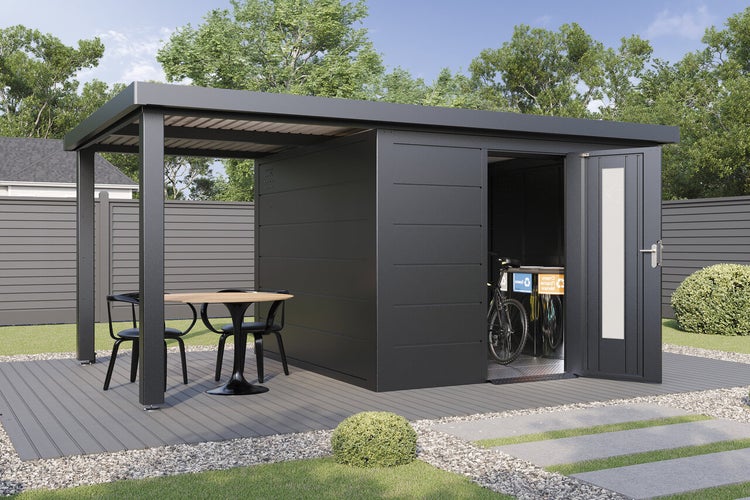 Modernes Gartenhaus aus Metall mit integriertem überdachtem Freisitz und Sitzgruppe auf Terrasse im Garten.