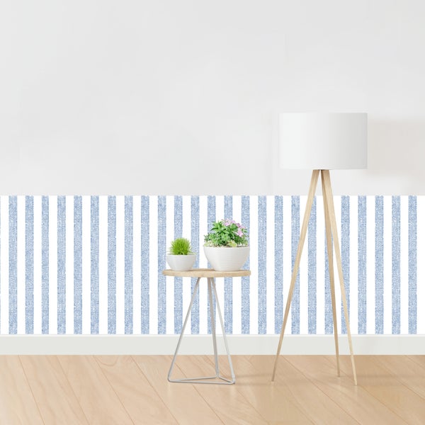 Heller Raum mit gestreifter Tapete, Stehlampe und Beistelltisch mit Topfpflanzen