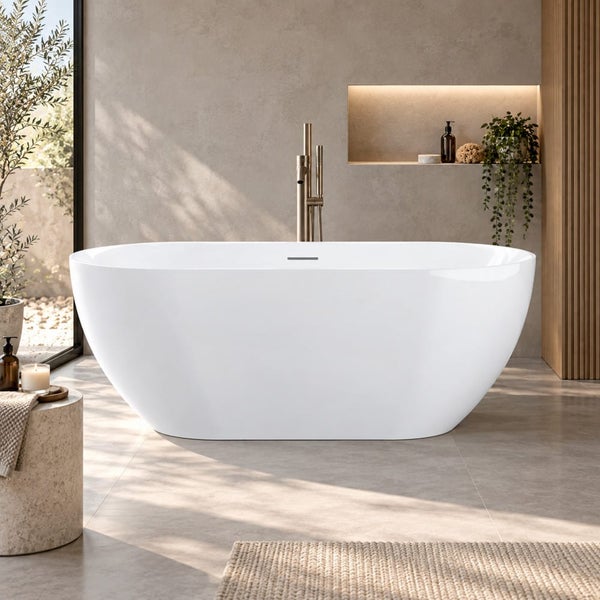 Freistehende Badewanne in einem modernen Badezimmer mit bodentiefer Armatur vor einer strukturierten Wand mit integrierter Nische und Pflanzen.
