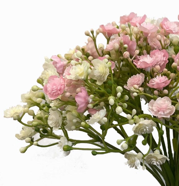 Künstliches Schleierkraut mit rosa und weißen Blüten sowie grünen Stielen.