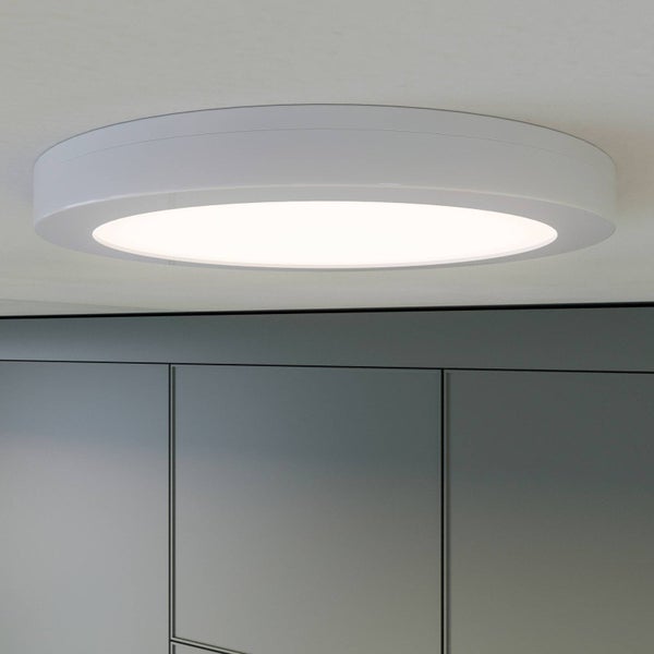 Runde LED-Deckenleuchte mit weißem Rahmen, flaches Design, an der Decke montiert.
