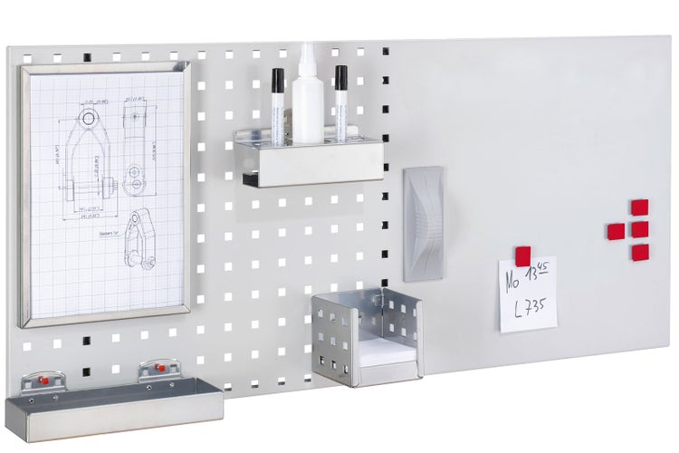Werkzeugwand mit Zubehör wie Rahmen, Behältern und Whiteboard