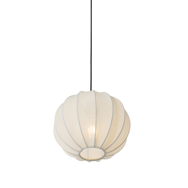 Weiße, kugelförmige Pendelleuchte mit geripptem Textilschirm und schwarzem Kabel.