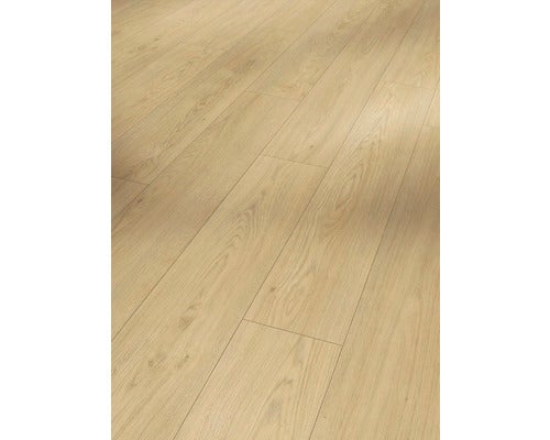 Verlegtes Laminat im Bodenbereich