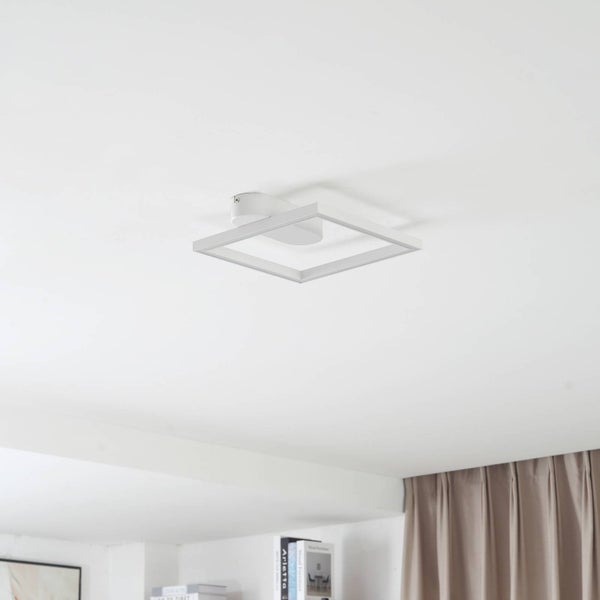 Quadratische LED-Deckenleuchte in minimalistischem Design montiert an einer Zimmerdecke.
