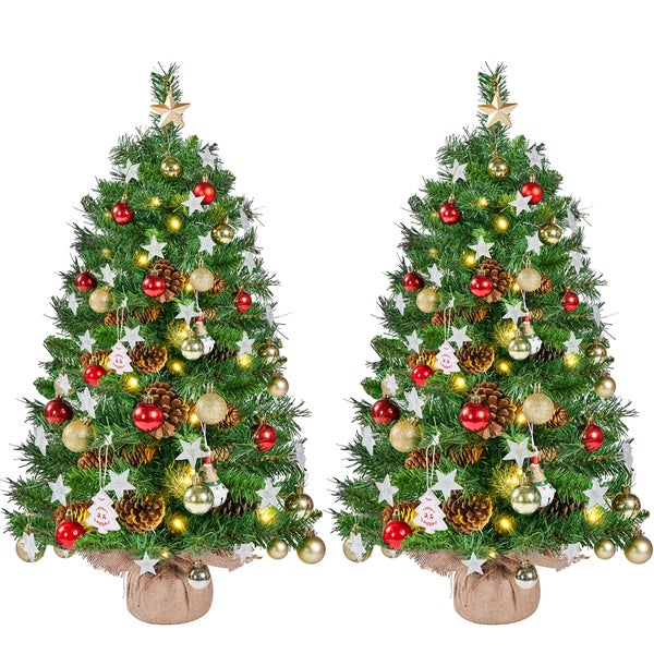 Zwei geschmückte Weihnachtsbäume mit Stern, Kugeln und Beleuchtung