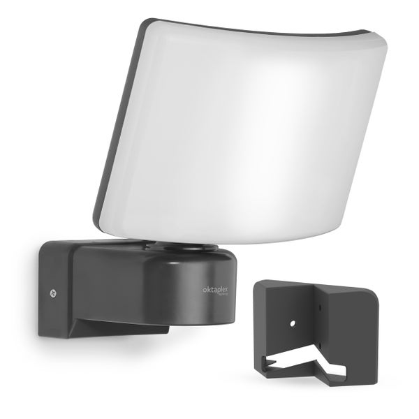 Moderne LED Außenwandleuchte von Oktaplex Lighting in Anthrazit mit großer weißer Lichtfläche, schwenkbarem Gehäuse und Eckhalterung.