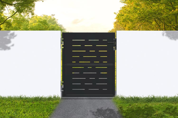 Modernes Gartentor aus Metall in Anthrazit mit horizontalem Schlitzmuster, eingebaut zwischen zwei weißen Mauerabschnitten.