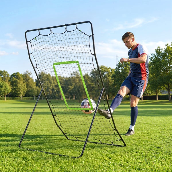 Fußball Rebounder Tor zum Training auf einem Rasenplatz mit einem Spieler